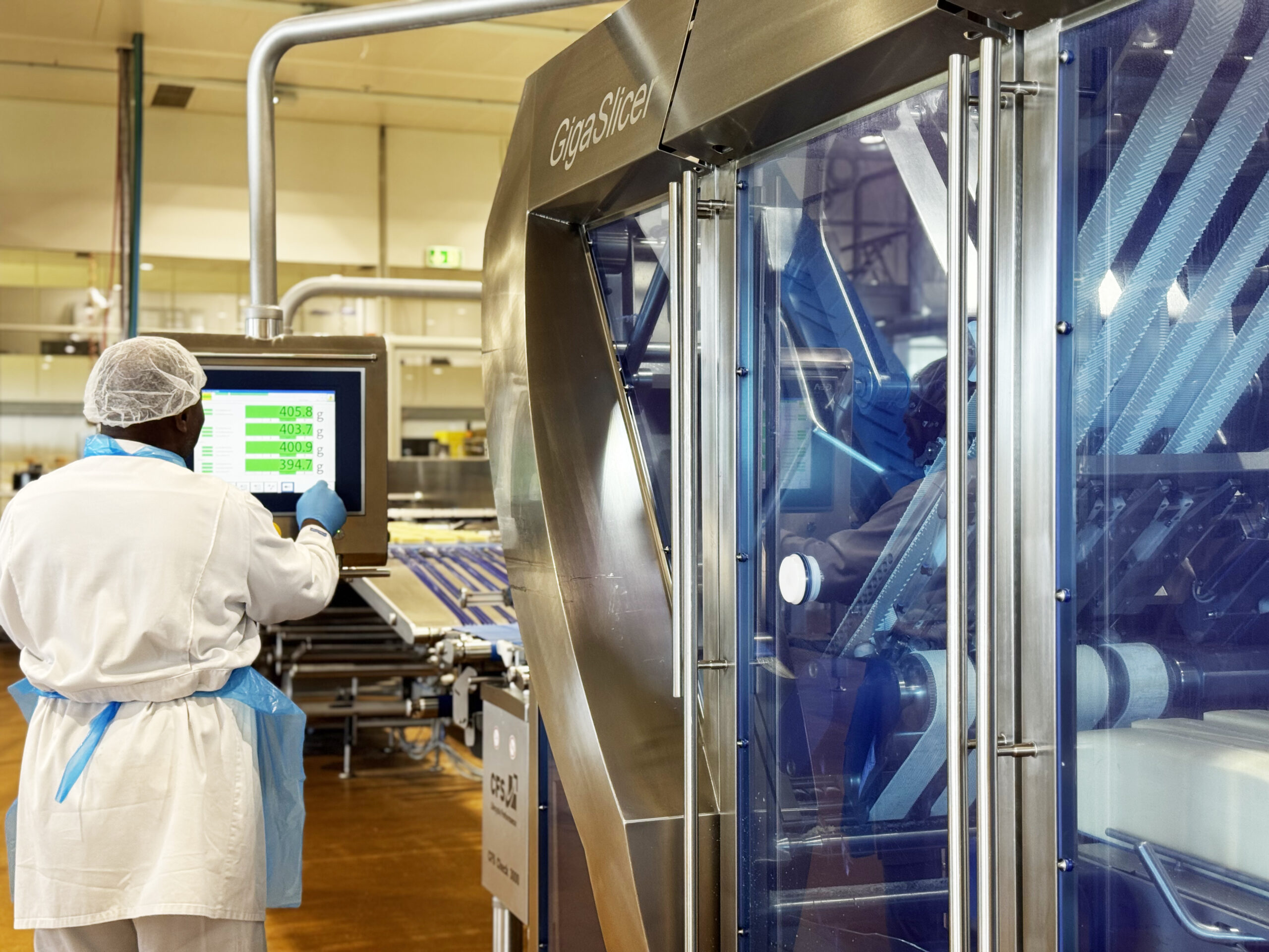 Maschinen und Anlagenführer bei der Bedienung einer Anlage