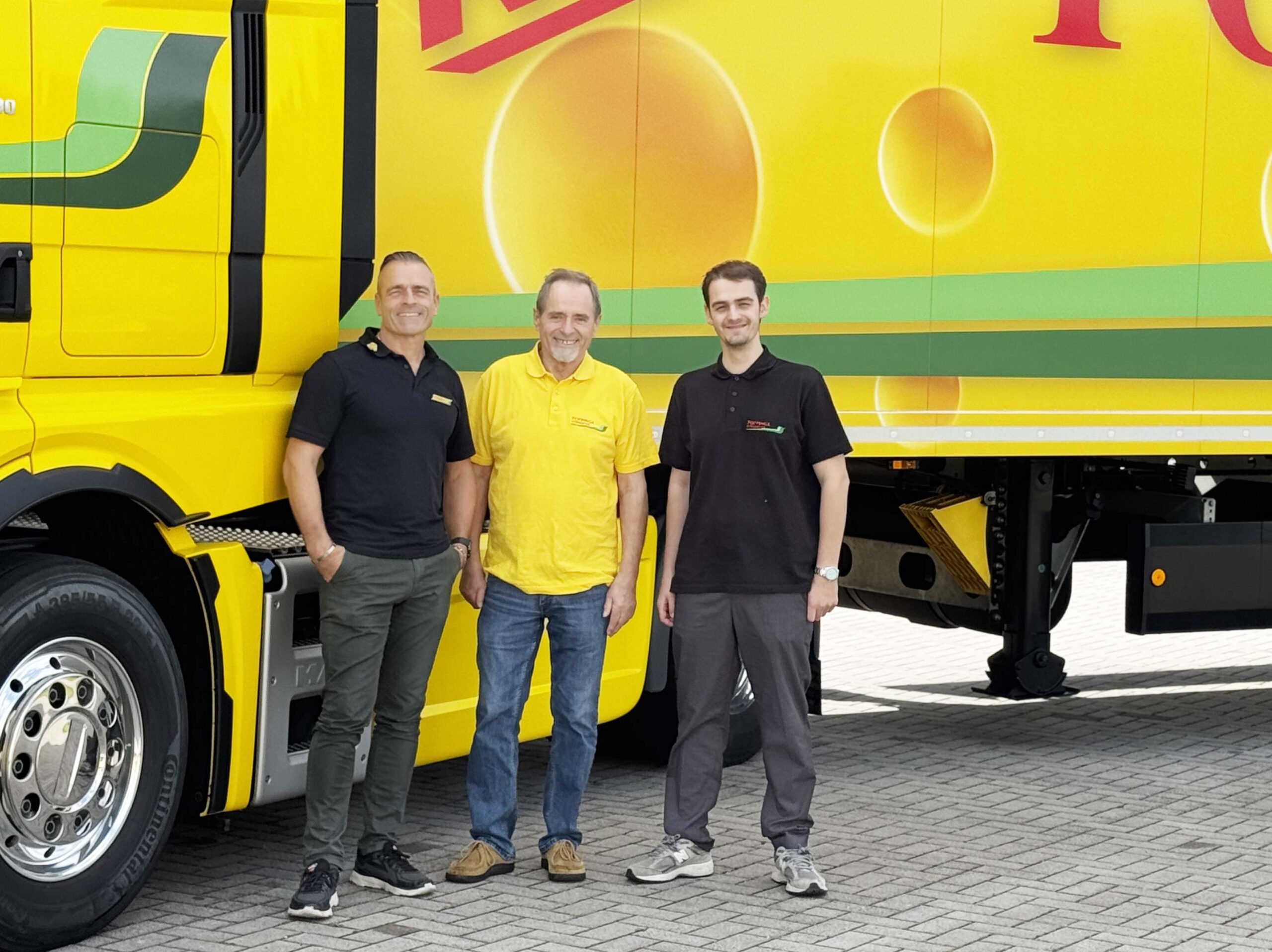 3 Generationen Poppinga vor LKW